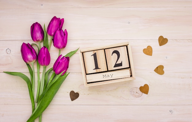 Bezpłatne zdjęcie 12 maja napis z tulipanami i sercami