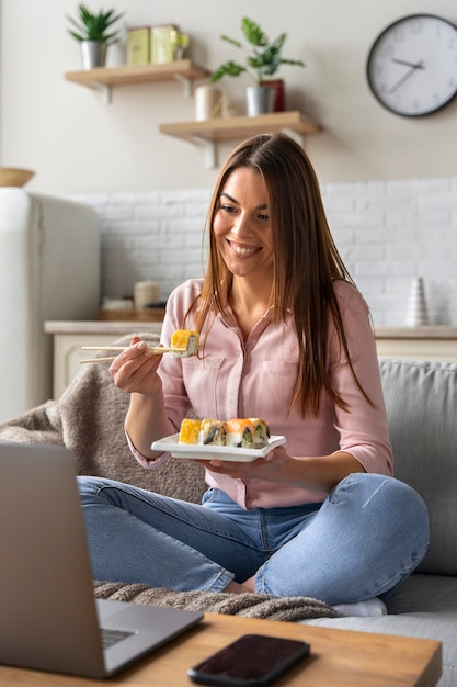 Bezpłatne zdjęcie 17 styl życia osób zamawiających sushi w domu