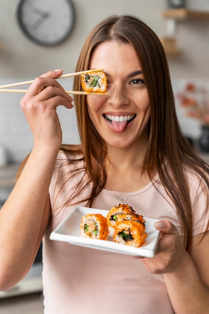 Bezpłatne zdjęcie 17 styl życia osób zamawiających sushi w domu