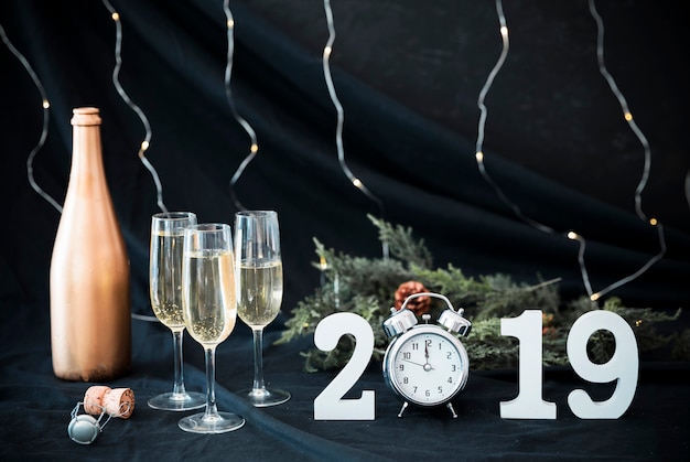 2019 napis z kieliszkami do szampana na stole