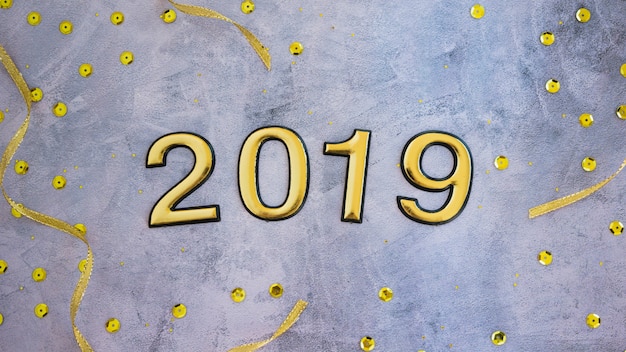 Bezpłatne zdjęcie 2019 napis z małymi storczyków na stole
