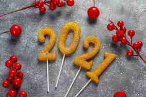 Bezpłatne zdjęcie 2021 rok ze świec. koncepcja obchodów nowego roku.
