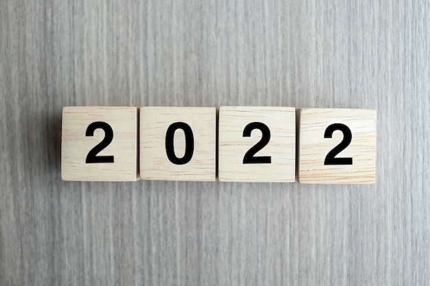 2022 blok drewniany sześcian na tle stołu. koncepcje rozwiązania, strategii, rozwiązania, celu, biznesu i nowego roku, nowego ty i wakacji