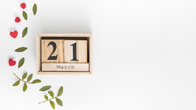 21 marca napis z zielonymi liśćmi na stole