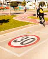 Bezpłatne zdjęcie 30 znak ograniczenia prędkości na ścieżce rowerowej w parku