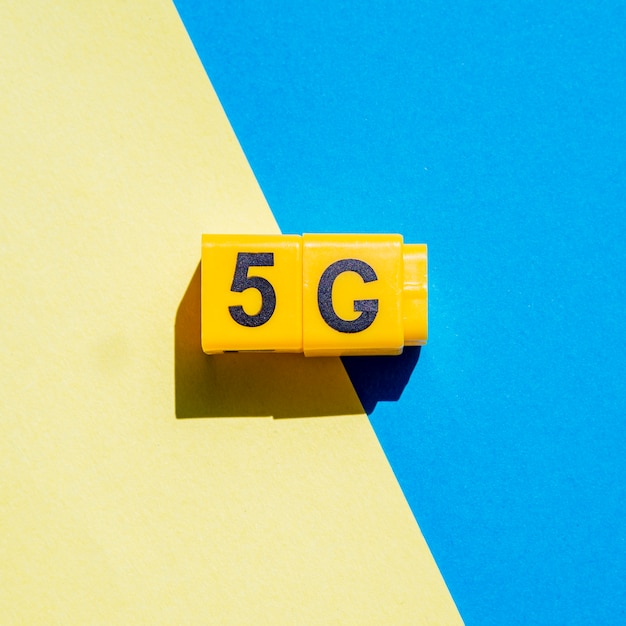 5g kostek zatrzaskowych na dwukolorowym tle