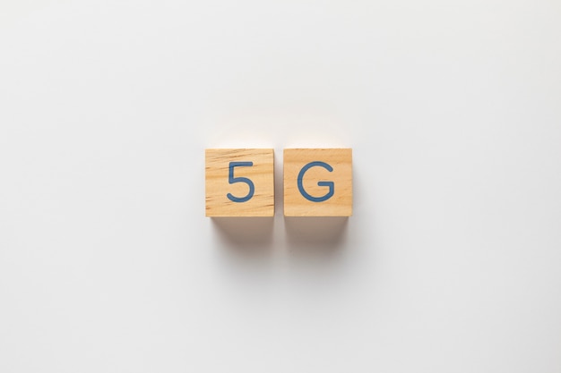 5g napisane na małych kostkach na prostym tle