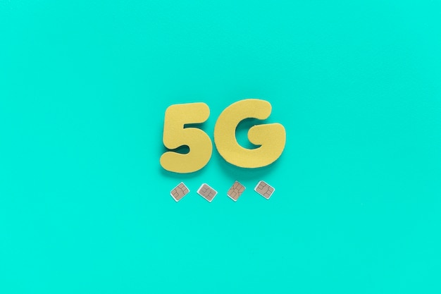 Bezpłatne zdjęcie 5g tekstu na prostym tle z kartami sim