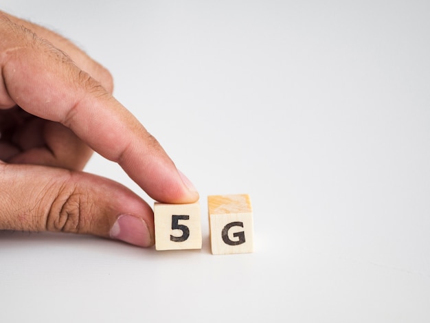 5g znaków narysowanych na kostkach