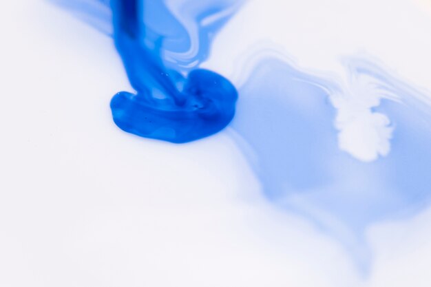 Abstrakcjonistyczny błękitny ciecz opuszcza tło