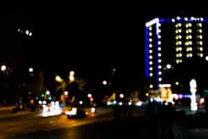 Bezpłatne zdjęcie abstrakcjonistyczny plama wizerunek droga w nighttime z bokeh