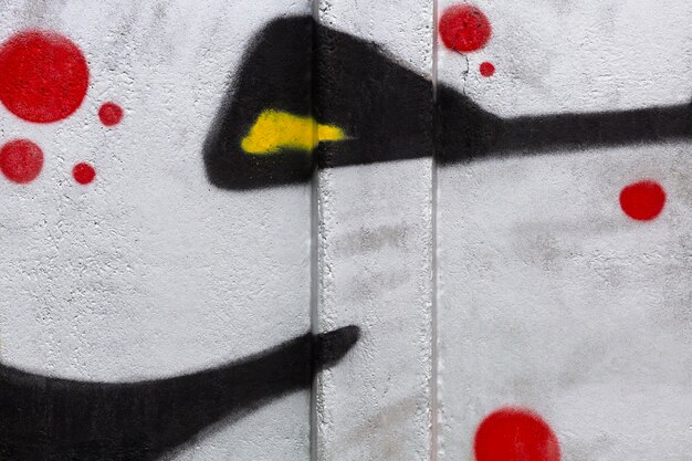 Abstrakcyjne graffiti na ścianie