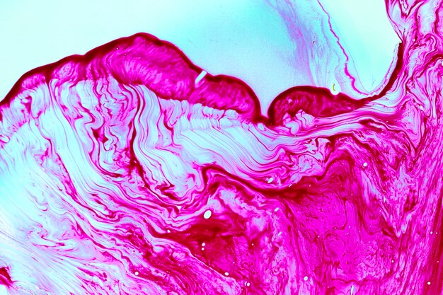 Abstrakcyjne płynne kształty fioletowe w oleju