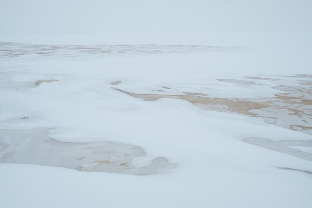 Abstrakcyjne wzory lodu na zamarzniętej rzece.