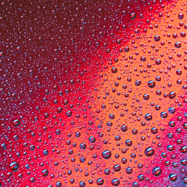 Abstrakt woda gulgocze na jaskrawym czerwieni i pomarańcze tle