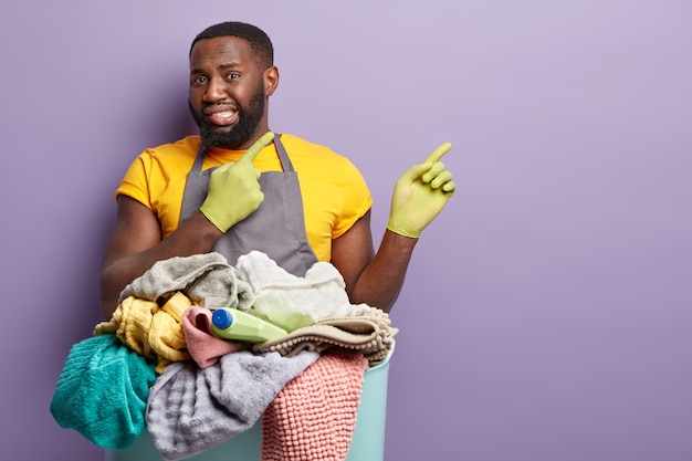 African American człowiek robi pranie