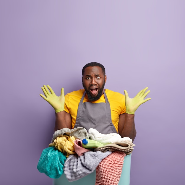 African American człowiek robi pranie