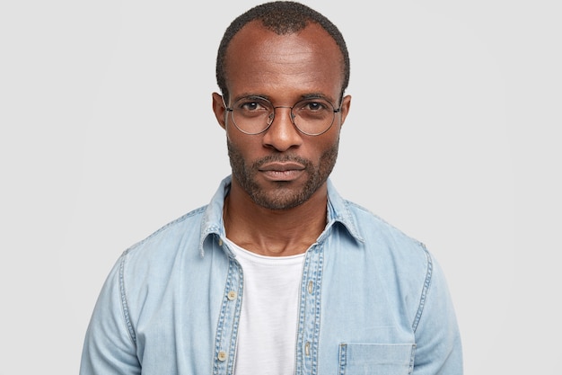 African-american Człowiek W Okrągłych Okularach I Dżinsowej Koszuli