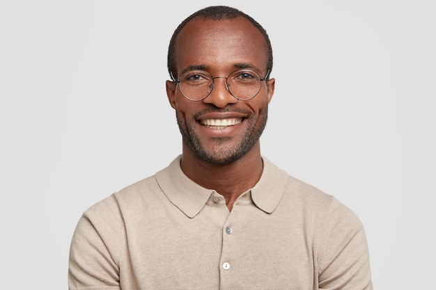 African-American człowiek w okrągłych okularach