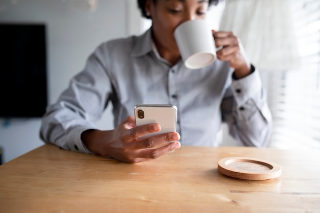 African American kobieta przy użyciu telefonu komórkowego