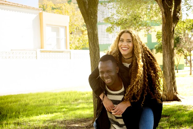 Afro amerykańska para w parku