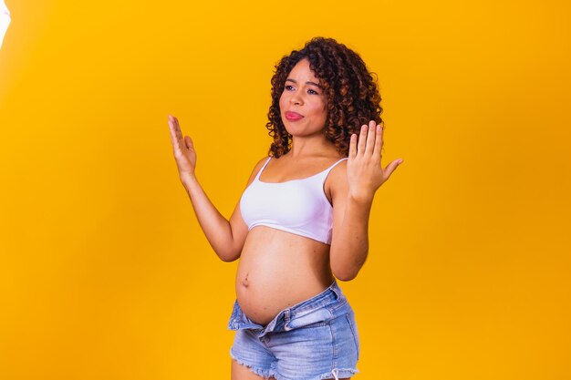 Afro kobieta w ciąży z uderzeniami gorąca