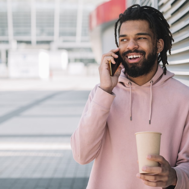 Bezpłatne zdjęcie afroamerican mężczyzna śmia się na telefonie