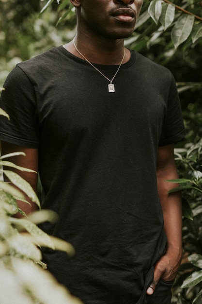 Bezpłatne zdjęcie afroamerykanin mężczyzna w czarnej koszulce na zewnątrz