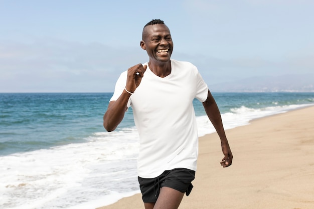 Afroamerykanin Starszy Jogging Na Plaży