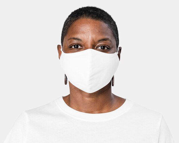 Afroamerykanka nosząca maskę na twarz podczas nowej normy