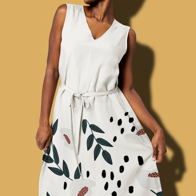 Bezpłatne zdjęcie afroamerykanka w białej, kwiecistej sukience z paskiem, sesja mody damskiej