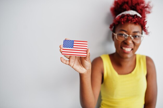 Afroamerykanka Z Włosami Afro Nosi żółty Podkoszulek I Okulary Trzyma Flagę Usa Na Białym Tle