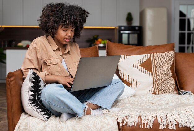 Afroamerykańska kobieta pracuje na laptopie