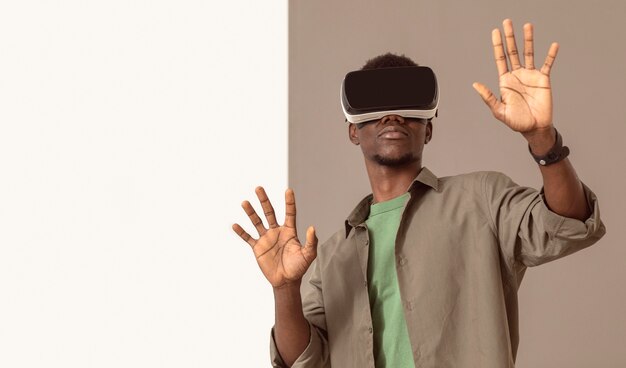 Afroamerykański mężczyzna za pomocą zestawu słuchawkowego wirtualnej rzeczywistości