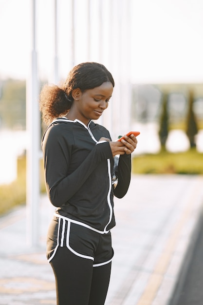 Afroamerykański Model Fitness Trenujący Na Zewnątrz