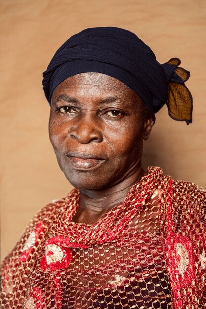 Afrykańska starsza kobieta w tradycyjne stroje