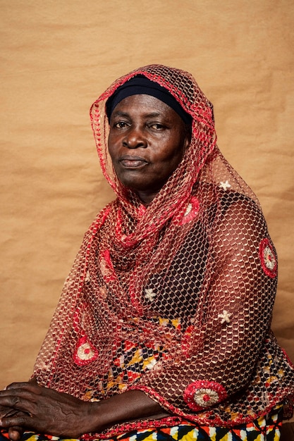 Bezpłatne zdjęcie afrykańska starsza kobieta w tradycyjne stroje