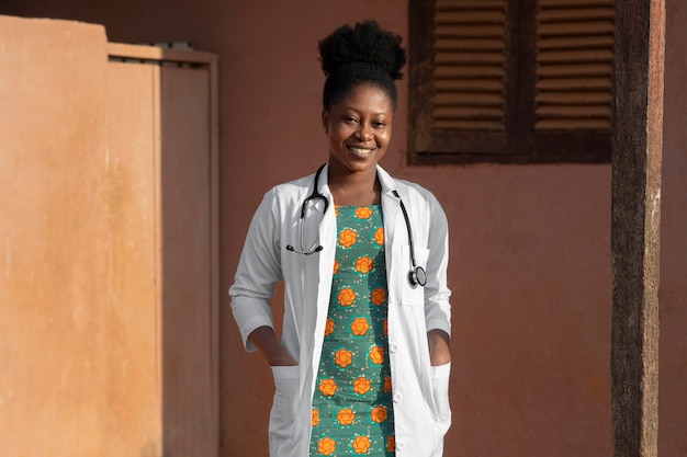 Bezpłatne zdjęcie afrykański lekarz pomocy humanitarnej przygotowuje się do pracy