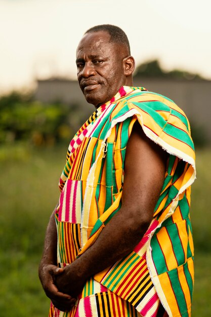 Afrykański starszy mężczyzna w tradycyjne stroje