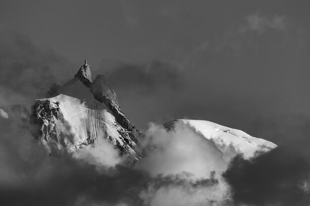 Aiguille du Midi, masyw Mont Blanc z chmurami o zachodzie słońca