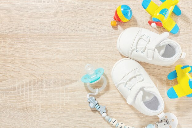 Akcesoria dla niemowląt do opieki zdrowotnej, zabawy i karmienia na stole. Flat Lay. Koncepcja dziecka lub dzieci.
