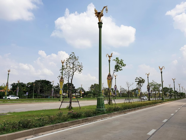 Aksa road to droga w bangkoku, która jest powszechnie uważana za najpiękniejszą drogę w tajlandii