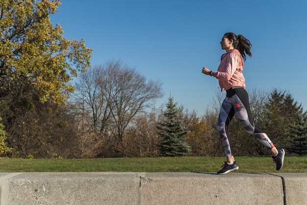 Bezpłatne zdjęcie aktywna kobieta jogging na świeżym powietrzu