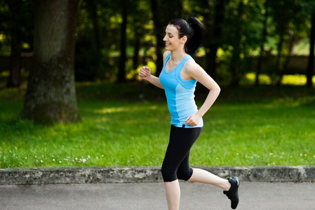 Aktywna kobieta joggingu