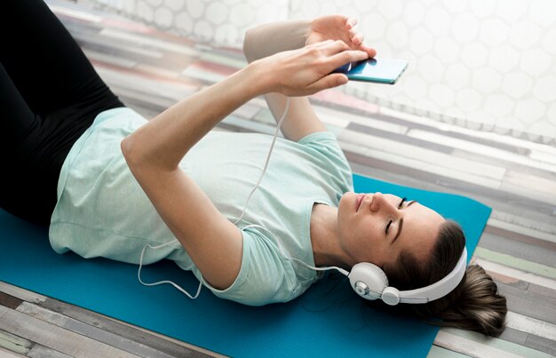 Aktywna kobieta słucha muzyka podczas gdy ćwiczy
