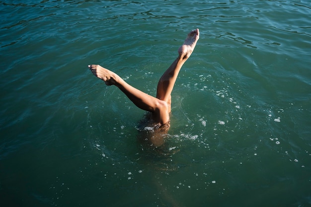 Bezpłatne zdjęcie aktywna młoda dama cieszy się pływaniem