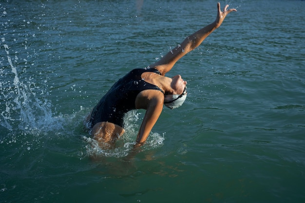 Bezpłatne zdjęcie aktywna młoda dama cieszy się pływaniem
