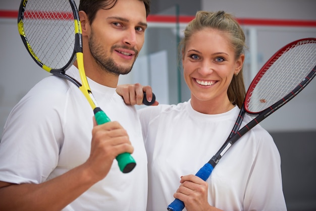 Aktywni młodzi ludzie grający w squasha