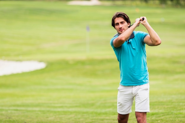 Aktywny młody człowiek bawić się golfa