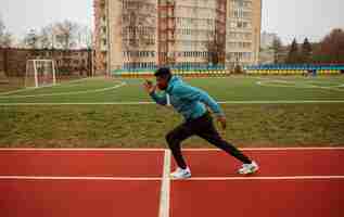 Bezpłatne zdjęcie aktywny nastolatek jogging na świeżym powietrzu